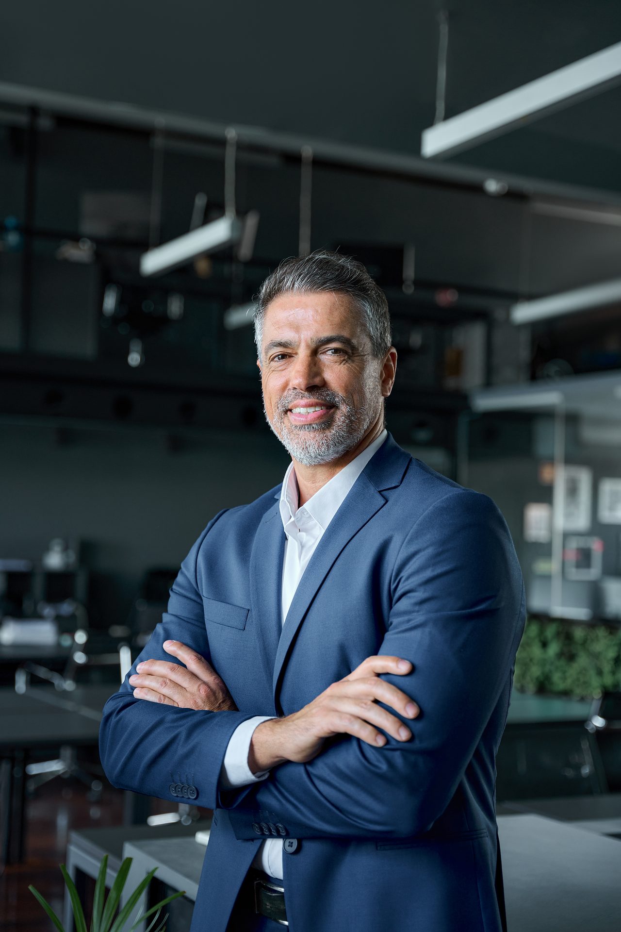 Business portrait Saarland: portrait of a managing director in a suit in an open-plan office