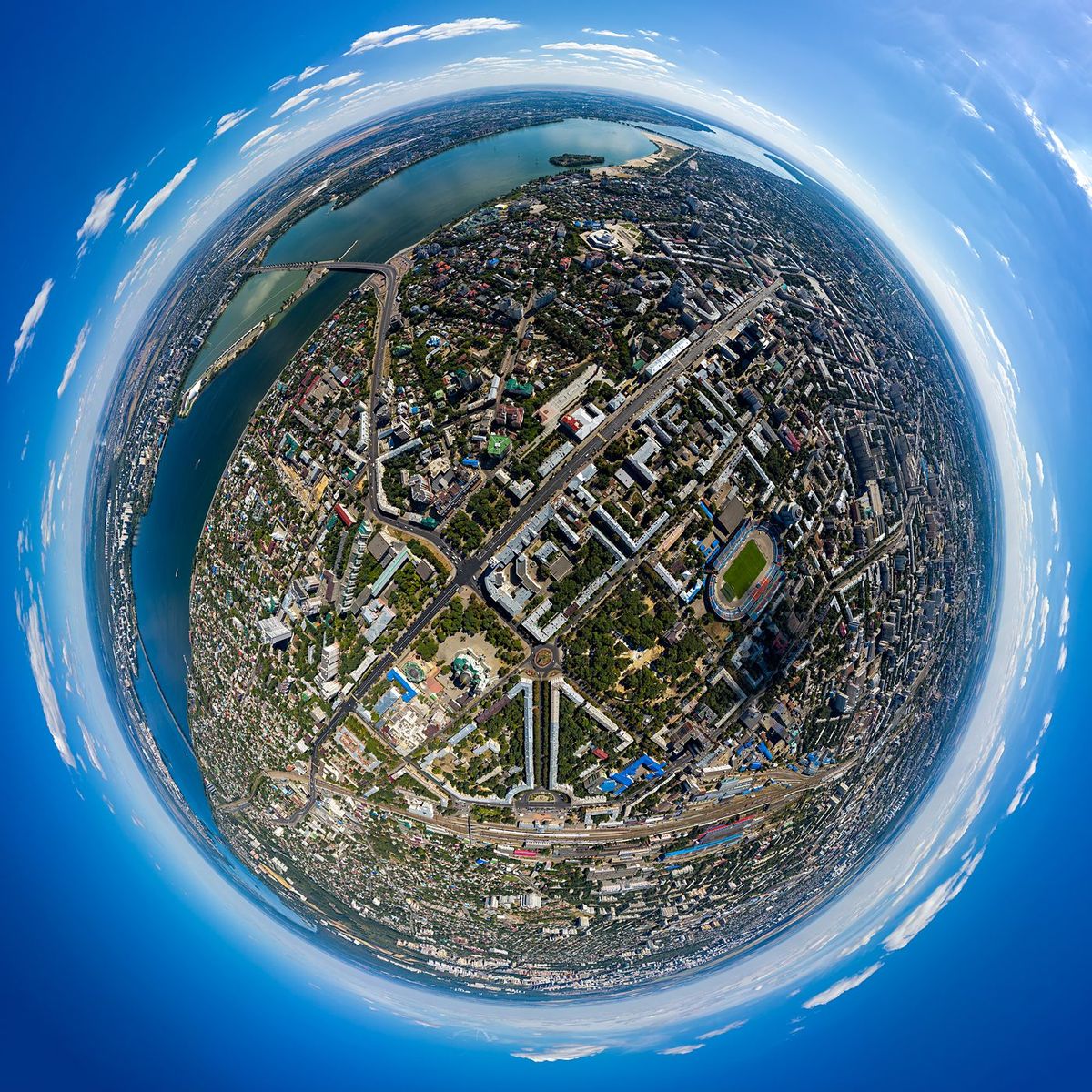 360-Grad-Panorama einer Stadt als Little-Planet-Ansicht aus der Drohnenperspektive