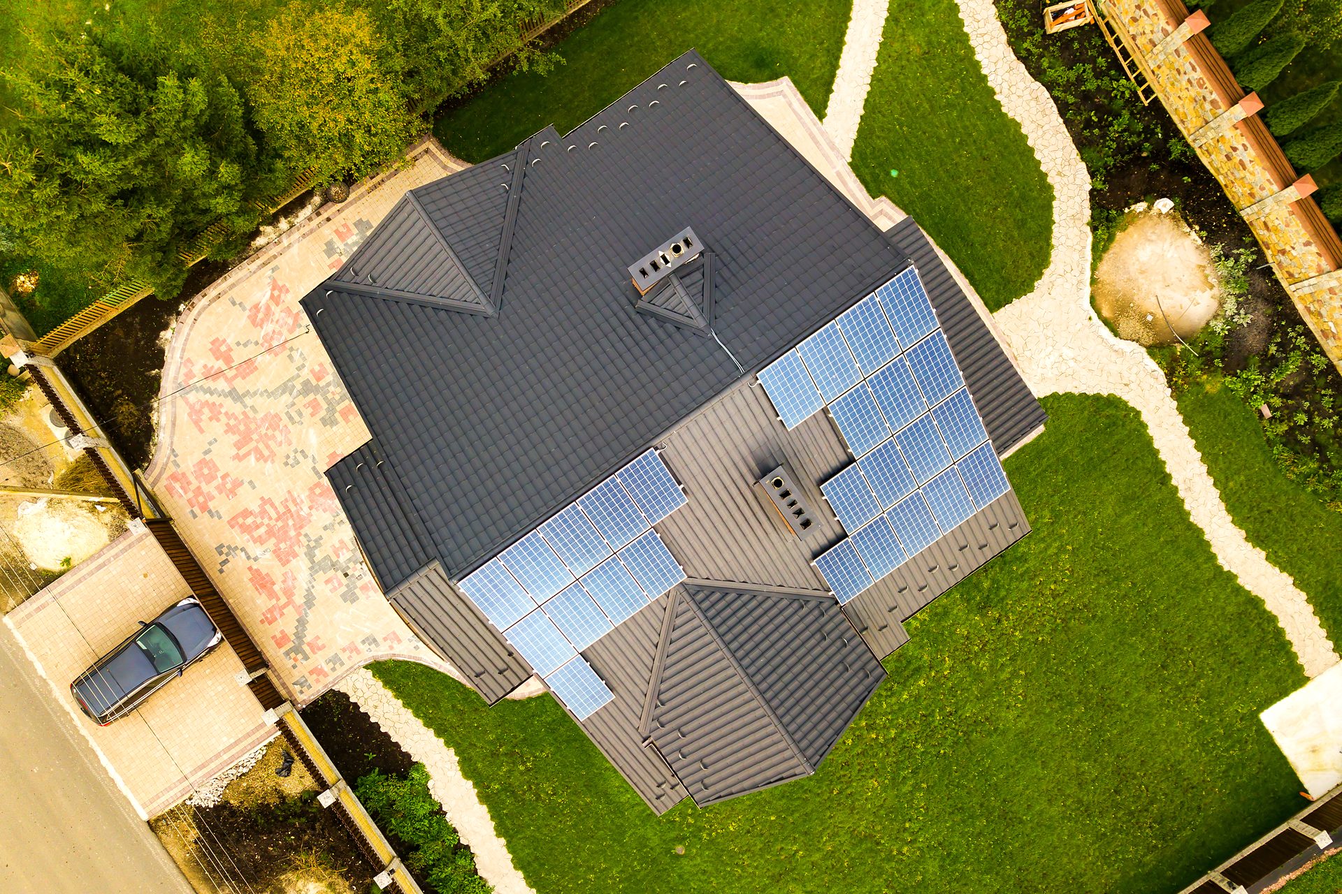 Drohnenaufnahme eines Einfamilienhauses mit Solaranlage auf dem Dach