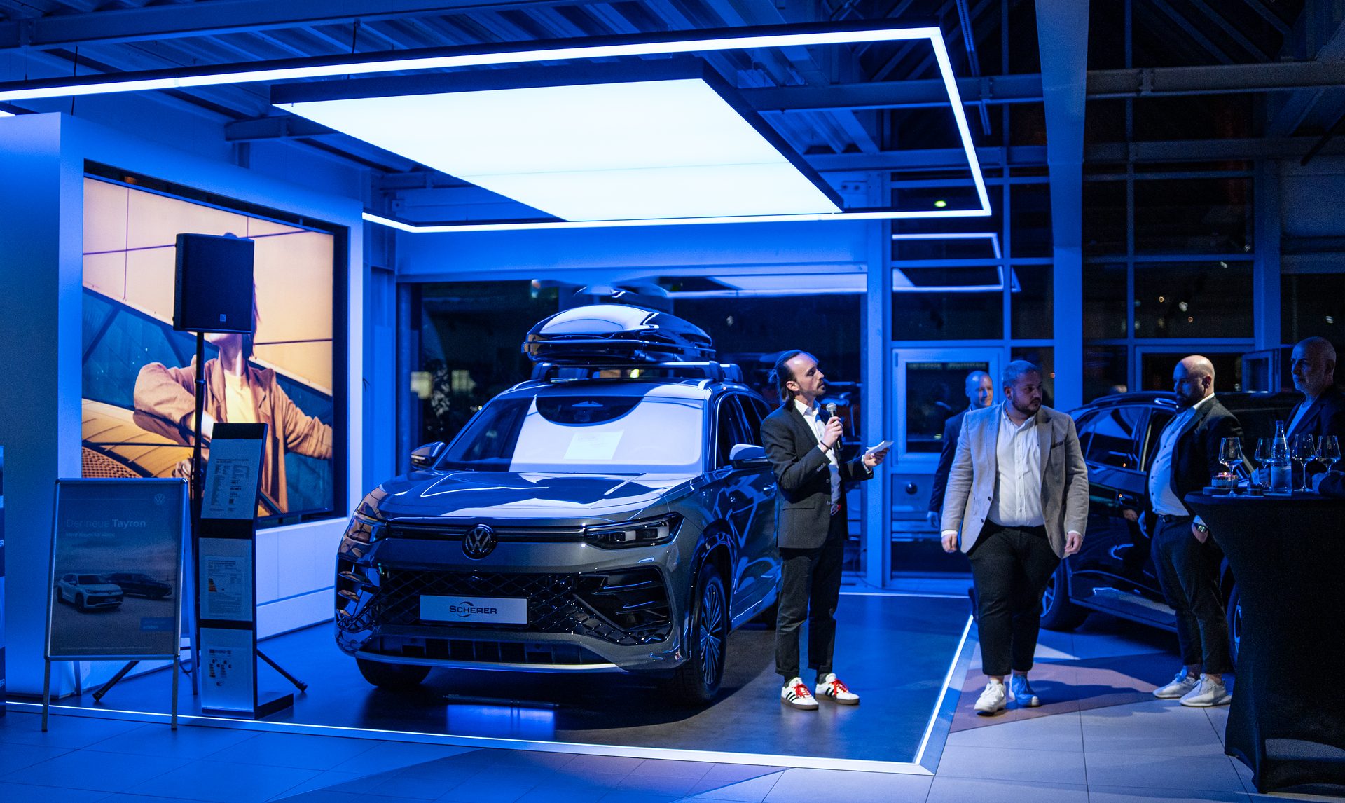 Event photography Saarland: new VW on the illuminated presentation area at the dealership