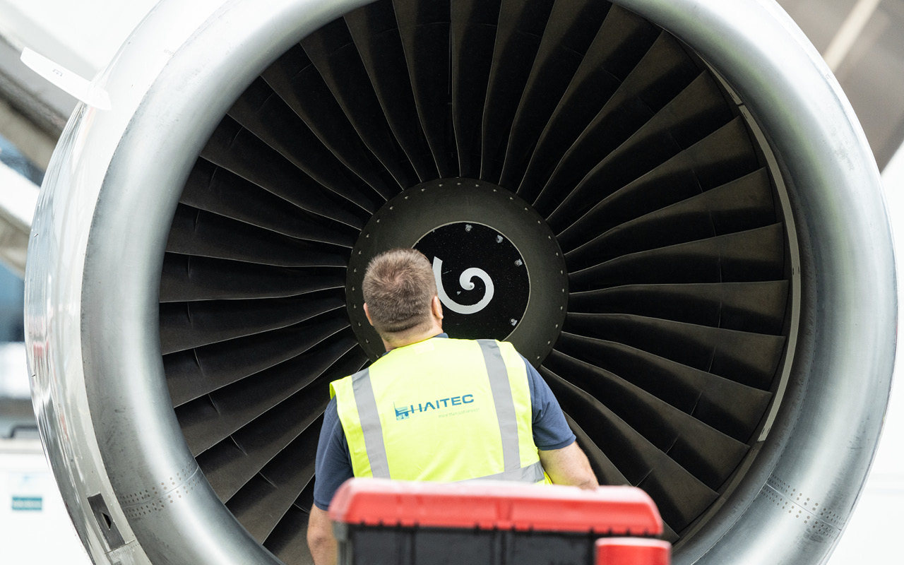 Industrial photography Saarland: HAITEC technician in front of an aircraft engine