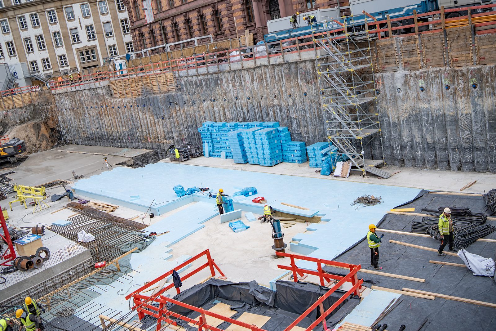 Industrial photography, construction: large building site with insulation boards and workers