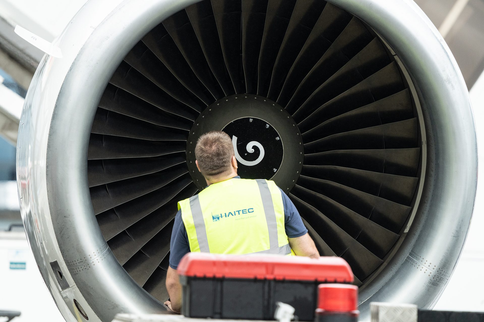 Industriefotografie Saarland: Techniker von HAITEC vor einem Flugzeugtriebwerk