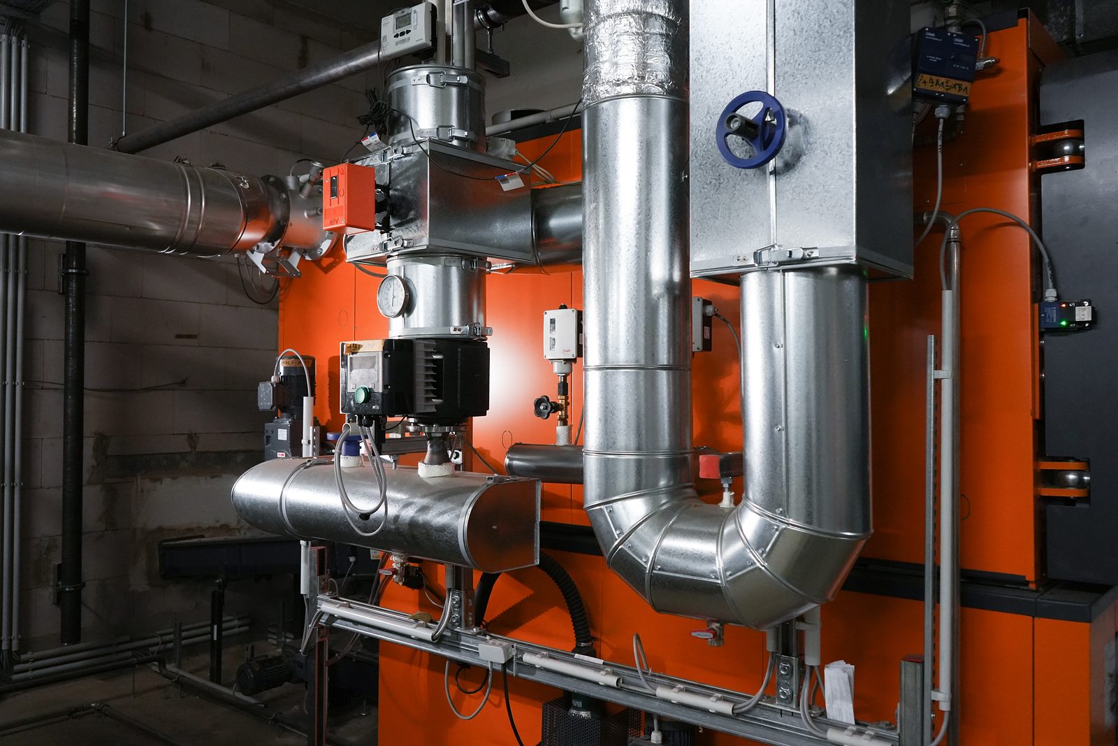 Industrial photography, plant engineering: heating system with pipework at IBP