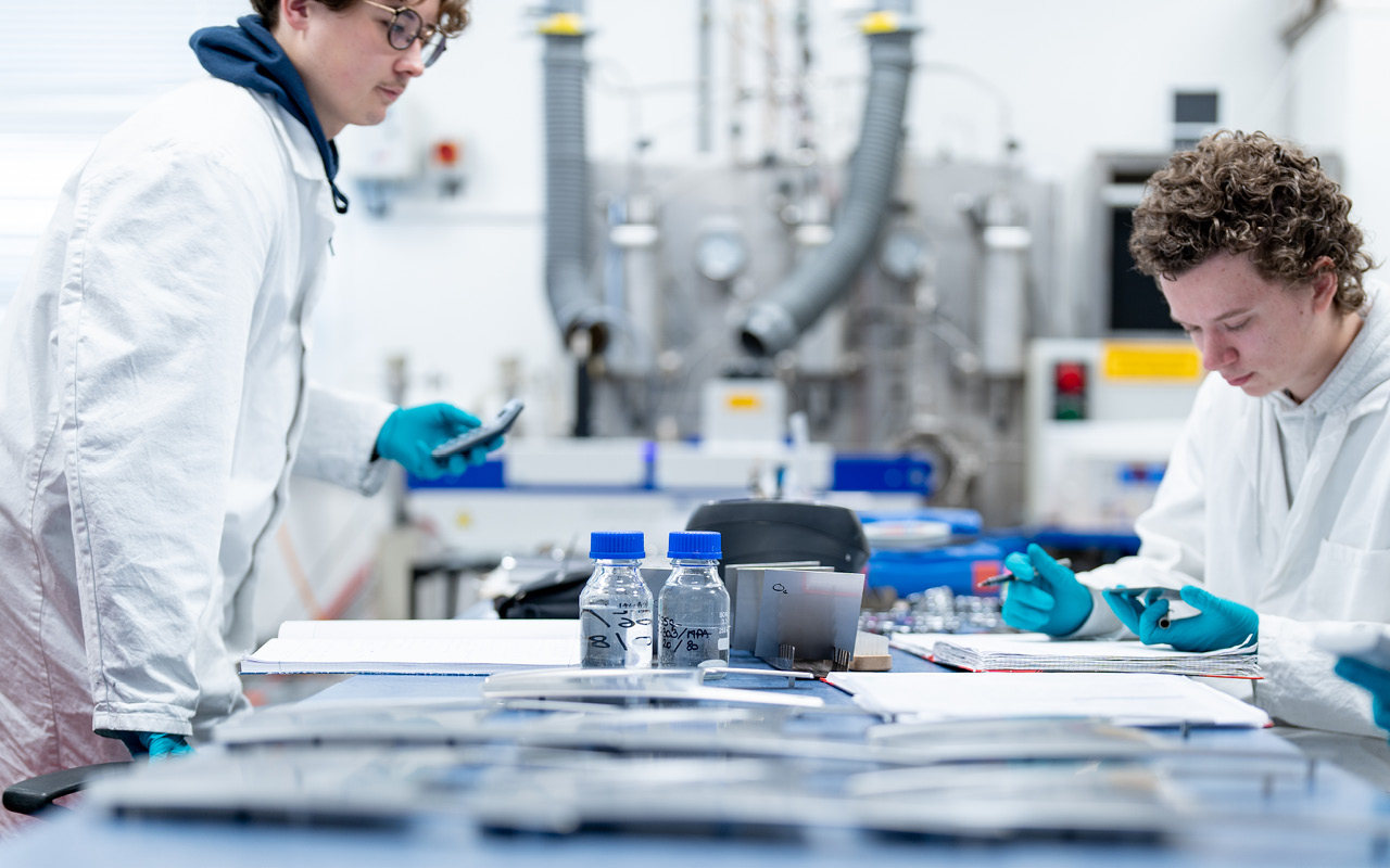 Industrial photography Saarland: employees in the lab at the production line