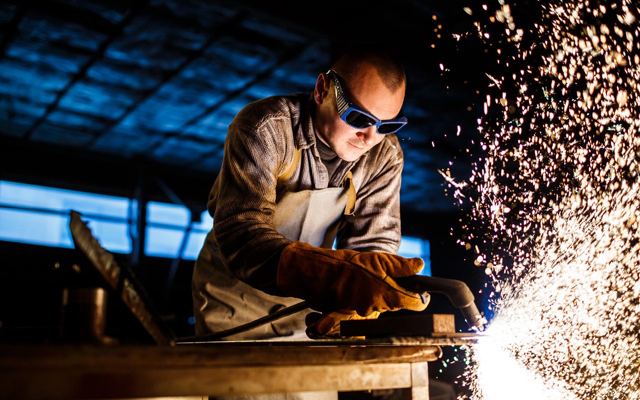 Industrial photography Saarland: metalworking with flying sparks in the workshop