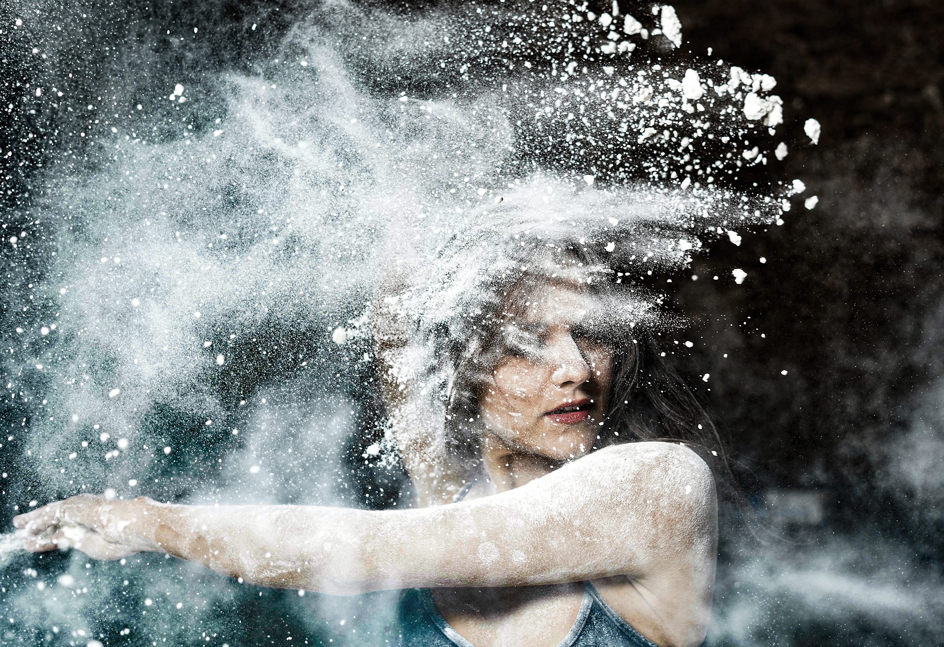 Portraitfotografie Saarland: Kreatives Studio-Portrait mit Mehlwolke in Bewegung