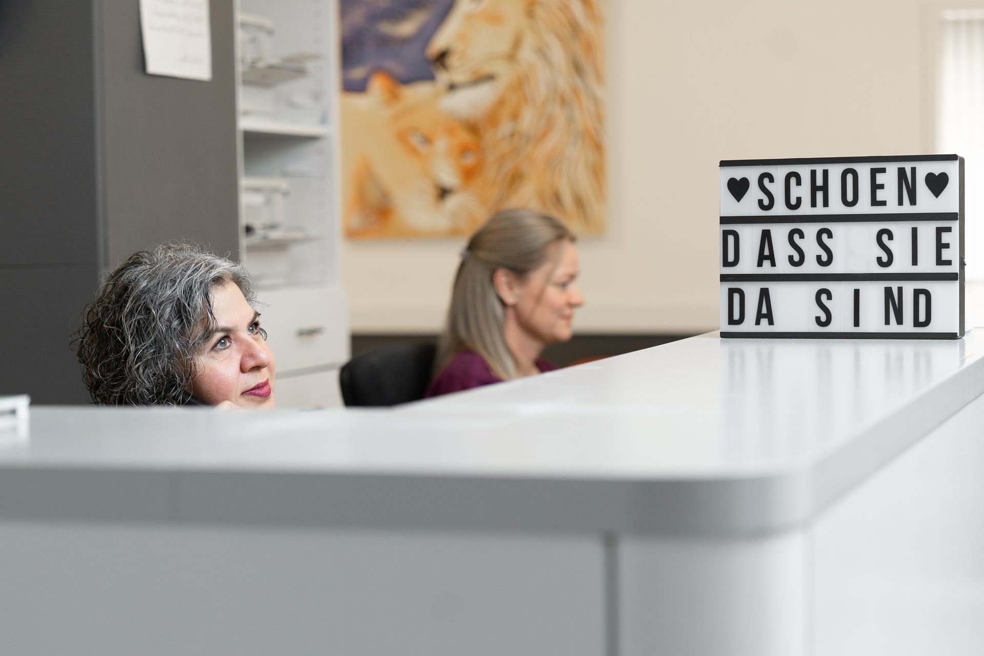 Medical practice photography Saarland: welcome at the reception of a practice with a welcome sign