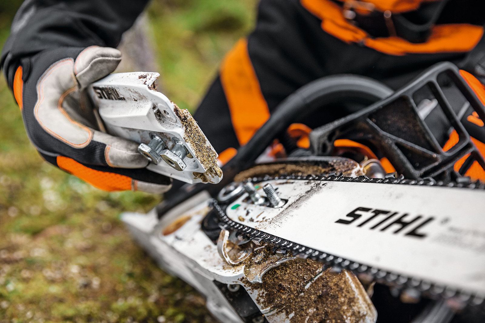 Werbefotografie in Aktion: STIHL Kettensäge, Detail der Sägekette beim Schnitt