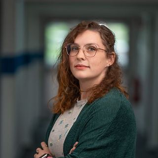 Business Portrait Saarland: Mitarbeiterin mit Brille im Büro