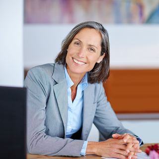 Business Portrait Saarland: Portrait einer Geschäftsfrau am Schreibtisch
