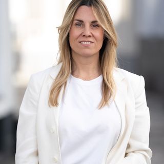 Business Portrait Saarland: Frau im weißen Blazer im Büroflur
