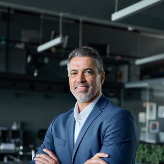 Business Portrait Saarland: Portrait eines Geschäftsführers im Anzug im Großraumbüro