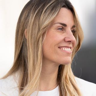Business Portrait Saarland: Headshot einer lächelnden Frau vor hellem Hintergrund