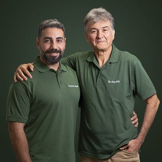 Business Portrait Saarland: Zwei Mitarbeiter einer Praxis im Teamportrait vor grünem Hintergrund