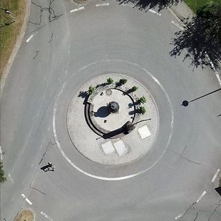 Drohnenaufnahme Saarland: Kreisverkehr mit Brunnen senkrecht von oben