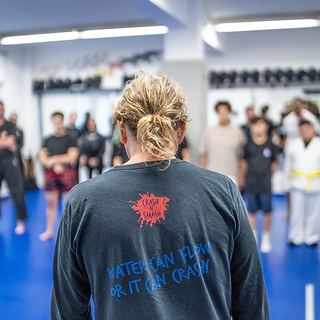 Eventfotografie Saarland: Trainer vor den Teilnehmenden eines Kampfsport-Lehrgangs