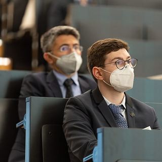 Eventfotografie Saarland: Zuhörer mit Maske im Hörsaal bei einem Kongress