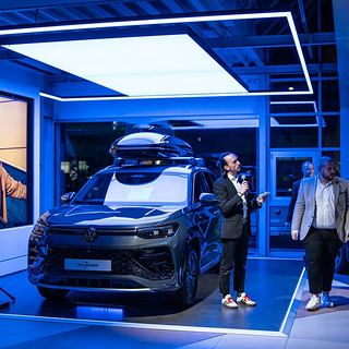 Eventfotografie Saarland: Neuer VW auf der beleuchteten Präsentationsfläche im Autohaus