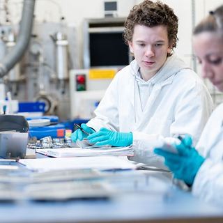 Industriefotografie Saarland: Mitarbeitende von EPG am Labortisch