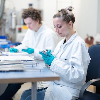 Industriefotografie Saarland: Zwei Mitarbeiterinnen von EPG bei der Arbeit im Labor