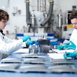 Industriefotografie Saarland: Team von EPG bei der Arbeit im Labor
