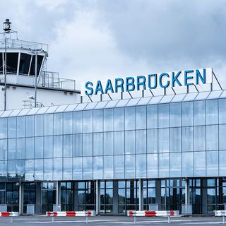 Industriefotografie Saarland: Terminal und Tower am Flughafen Saarbrücken
