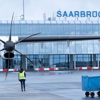 Industriefotografie Saarland: Vorfeld am Flughafen Saarbrücken mit Propellerflugzeug