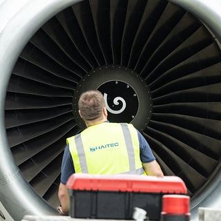 Industriefotografie Saarland: Techniker von HAITEC vor einem Flugzeugtriebwerk