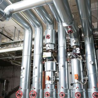 Industriefotografie Saarland: Isolierte Rohrleitungen in der Technikzentrale bei IBP