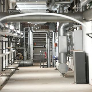 Industriefotografie Saarland: Technikzentrale mit Rohrleitungen bei IBP
