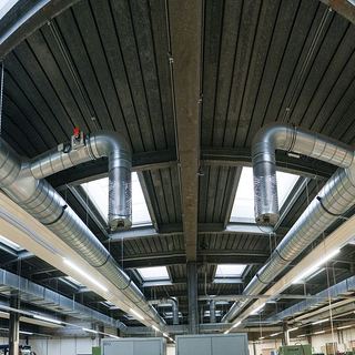 Industriefotografie Saarland: Werkhalle mit Lüftungskanälen bei IBP