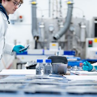 Industriefotografie Saarland: Mitarbeitende im Labor an der Produktionsanlage