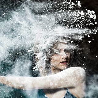 Portraitfotografie Saarland: Kreatives Studio-Portrait mit Mehlwolke in Bewegung
