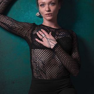 Portraitfotografie Saarland: Studio-Portrait vor grünem Hintergrund