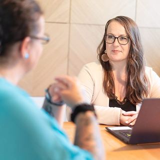 Praxisfotografie Saarland: Beratungsgespräch am Schreibtisch in einer Praxis