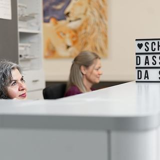 Praxisfotografie Saarland: Begrüßung am Empfang einer Praxis mit Willkommensschild