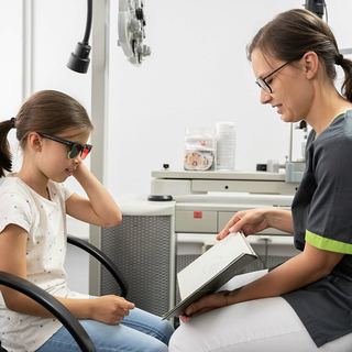 Praxisfotografie Saarland: Sehtest mit einem Kind in einer Augenarztpraxis