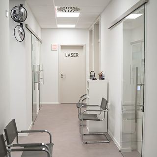 Praxisfotografie Saarland: Heller Flur einer Augenarztpraxis mit Laserraum