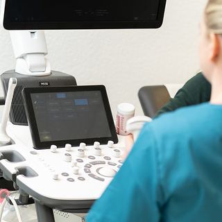 Praxisfotografie Saarland: Medizinische Fachangestellte am Ultraschallgerät