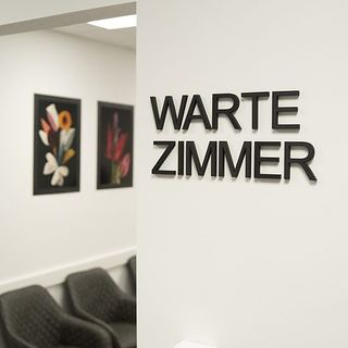 Praxisfotografie Saarland: Wartezimmer einer Praxis mit Schriftzug und Bildern