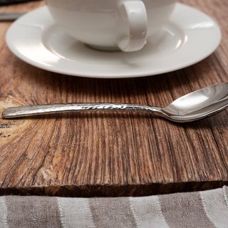 Werbefotografie Saarland: Löffel und Tasse auf rustikalem Holz