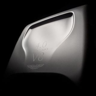Produktfotografie Saarland: Metallbauteil mit V8-Prägung im Studiolicht