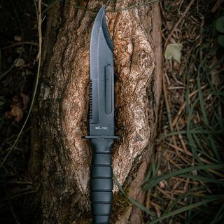 Werbefotografie Saarland: Outdoormesser in einer Baumrinde