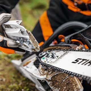 Werbefotografie in Aktion: STIHL Kettensäge, Detail der Sägekette beim Schnitt