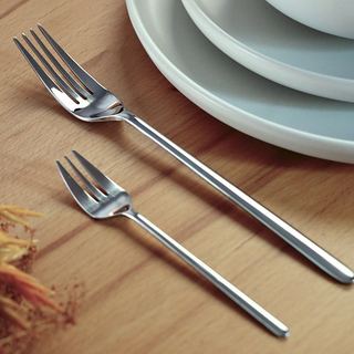 Reference video Saarland: product film for cutlery: laid table, plates and cutlery in landscape format