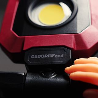 Reference video Saarland: product video for a GEDORE work light with text overlays on its functions