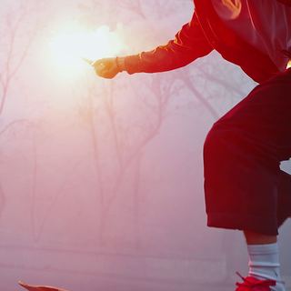 Reference video Saarland: lifestyle commercial with camera, skateboard and flare light