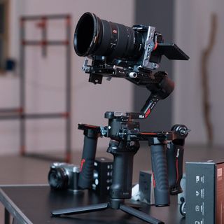 Videografie Saarland: Filmkamera auf einem Gimbal im Studio