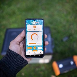 Werbefotografie Saarland: Crosstools Kühlbox mit App-Steuerung auf dem Smartphone